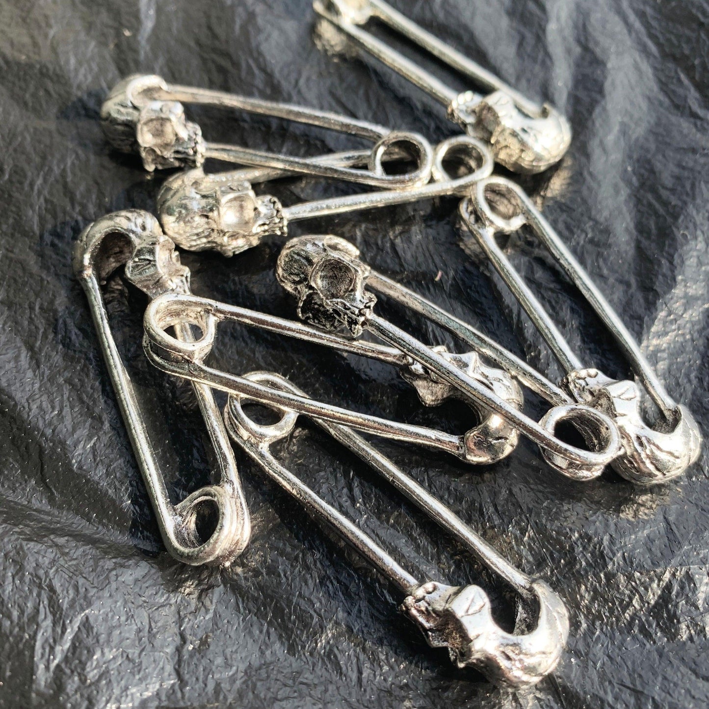 Skull pin (Not for sale, only for display) - resinsgift